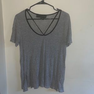 Lightweight tee with v neck details